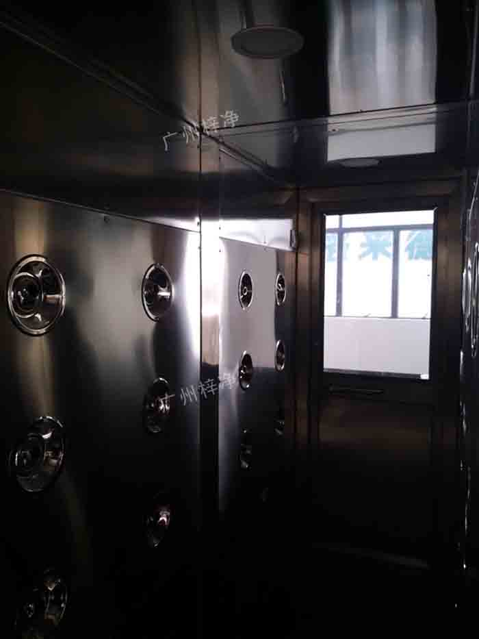 門禁刷卡風(fēng)淋室內(nèi)結(jié)構(gòu)整個(gè)產(chǎn)品外形板材采用304不銹鋼板材沖壓成型，防銹、堅(jiān)固耐用