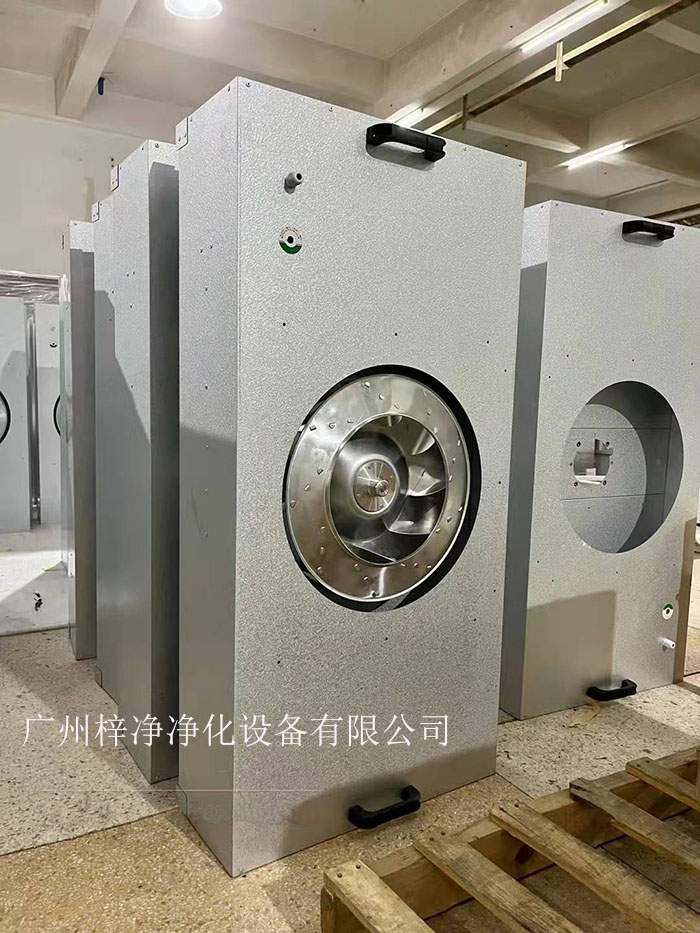 直流FFU適用于半導(dǎo)體、電子、平板顯示器和磁盤驅(qū)動器的廠家及光學(xué)、生物工業(yè)及其它對空氣中污染有嚴(yán)格控制要求的地方。