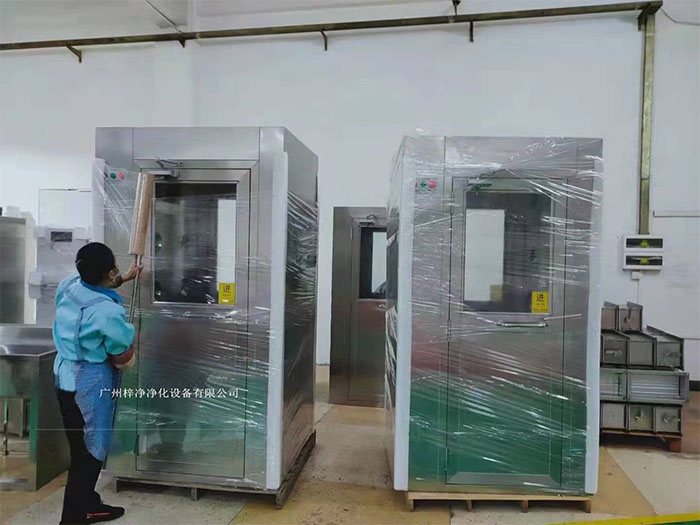 風(fēng)淋室作為一種重要的潔凈室設(shè)備在運輸前，應(yīng)對風(fēng)淋室進(jìn)行徹底的清潔和檢查，確保無損壞。