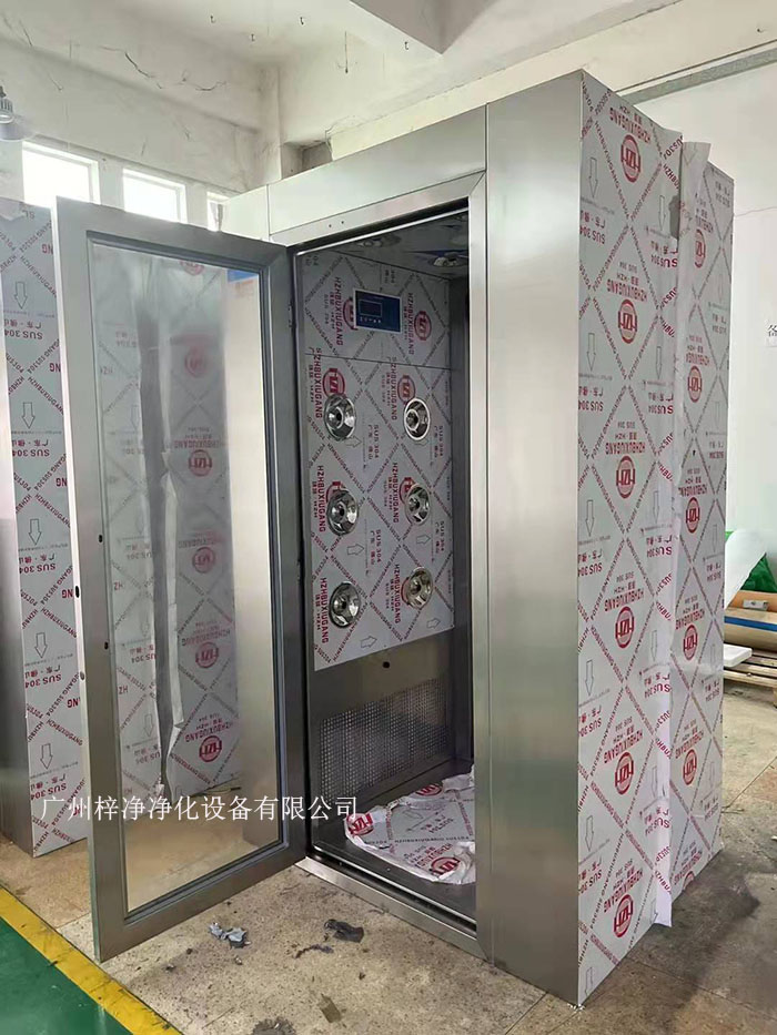 風淋室的主要功能是通過高速氣流將塵埃和污物吹離工作人員的衣物和身體，從而確保進入潔凈室的環(huán)境符合規(guī)定的潔凈度標準。