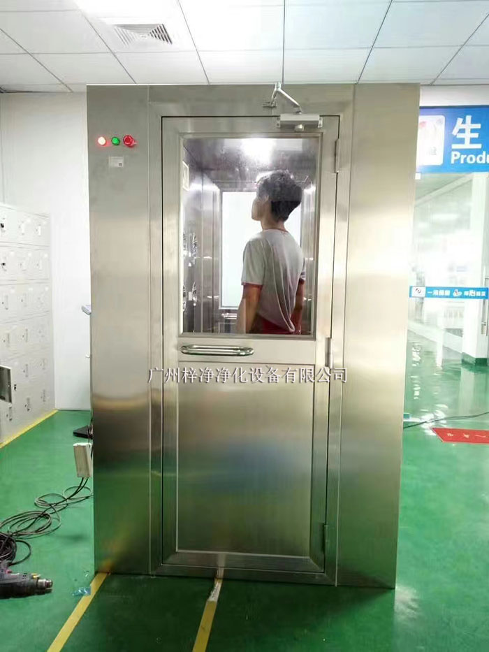 風(fēng)淋室正確使用對于確保潔凈室的環(huán)境質(zhì)量和產(chǎn)品安全至關(guān)重要。