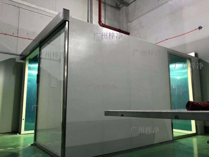 風(fēng)淋室是醫(yī)療設(shè)備生產(chǎn)車間中不可或缺的潔凈設(shè)備
