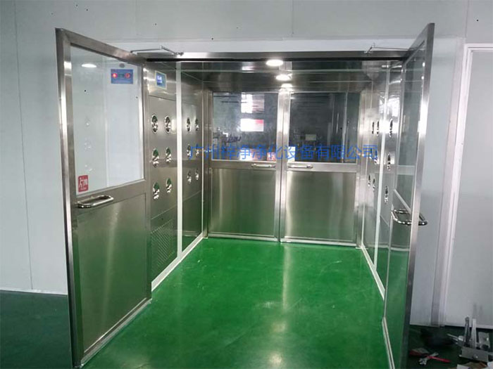 貨淋室主要用于物料表面的除塵，常用于生產(chǎn)線或倉庫的出口處。