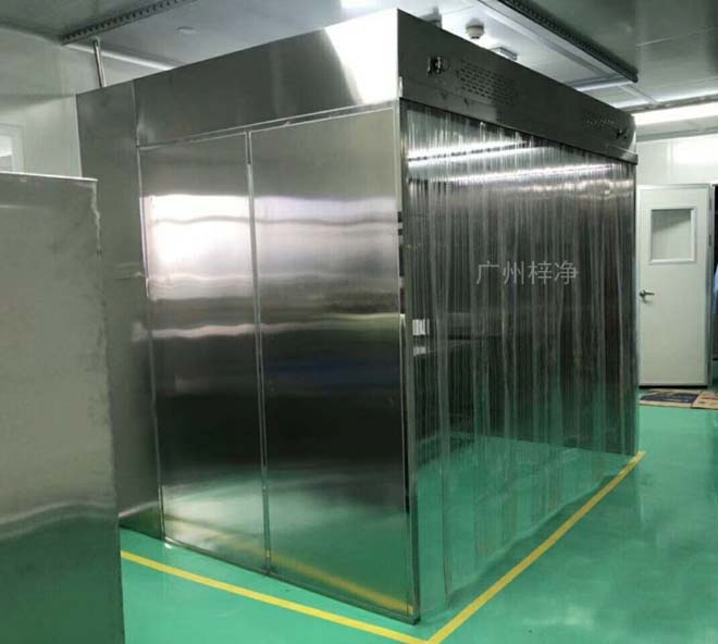 負壓稱量罩內(nèi)空氣經(jīng)初效過濾器、由離心風(fēng)機壓入靜壓箱，在經(jīng)高效過濾器后從氣流擴散送風(fēng)單元出風(fēng)面吹出，潔凈空氣以均勻的斷面風(fēng)速流經(jīng)工作區(qū)，從而形成高潔凈的工作環(huán)境。