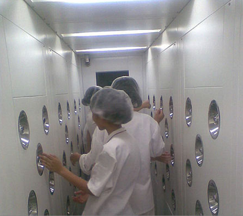 在進(jìn)入風(fēng)淋室之前，必須先脫去個(gè)人衣物，更換成潔凈服。