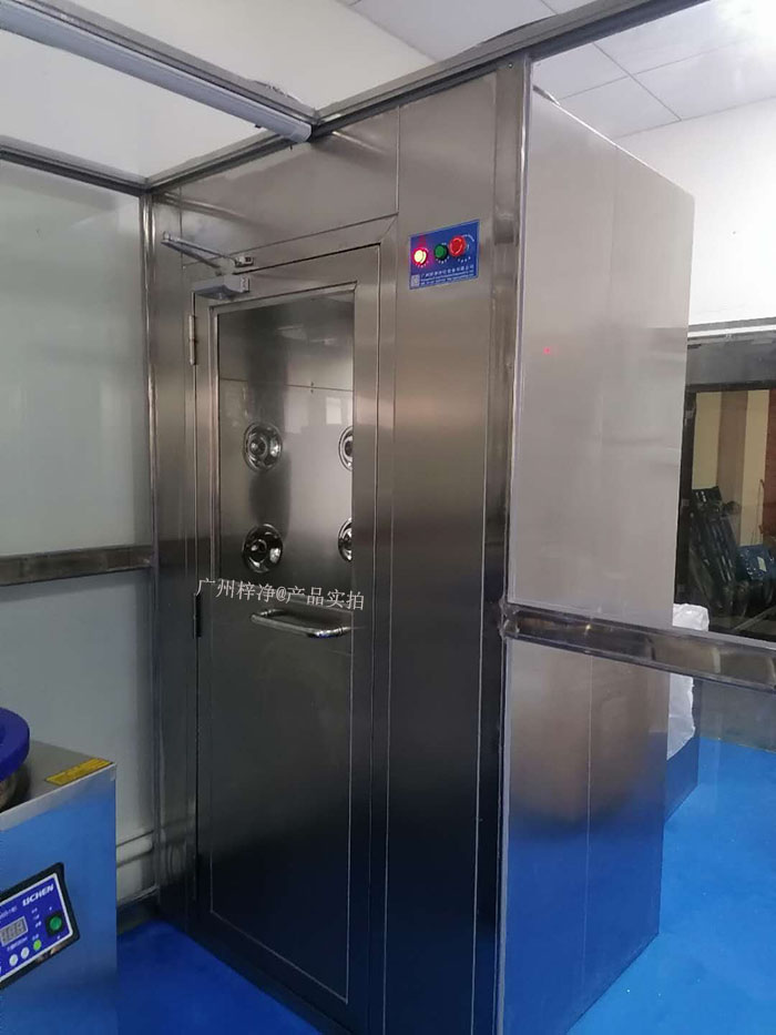 風(fēng)淋室廣泛應(yīng)用于電子、生物醫(yī)藥、食品等行業(yè)。