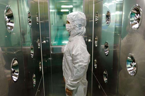 風淋室和貨淋室吹淋過程產(chǎn)生的灰塵通過三重機制實現(xiàn)定向處理。