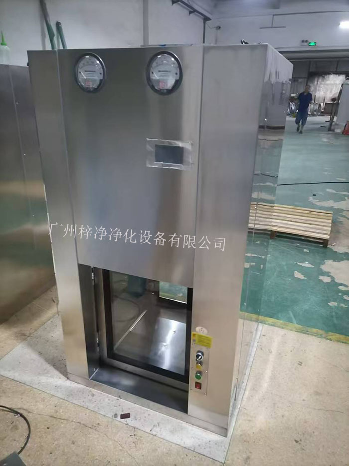 傳遞窗是一種用于潔凈室內(nèi)部或潔凈室與外界之間傳遞物品的設(shè)備，可以防止外部污染進入潔凈室。