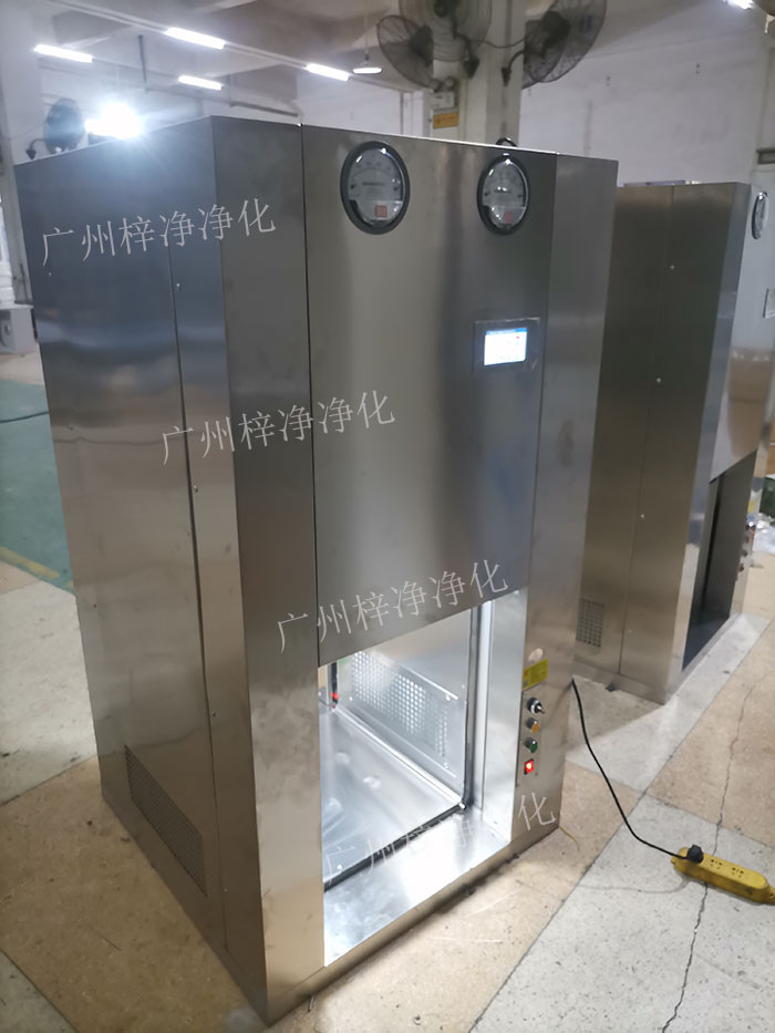 機(jī)器人機(jī)械臂傳遞窗是通過高精度的傳感器，實(shí)現(xiàn)機(jī)器人與傳遞窗的精準(zhǔn)對接。