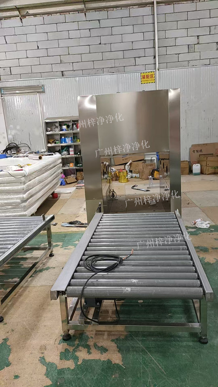 自動門層流傳遞窗可配合輸送線兩端設(shè)有自動門，實(shí)現(xiàn)物品的自動進(jìn)出，減少人工操作。