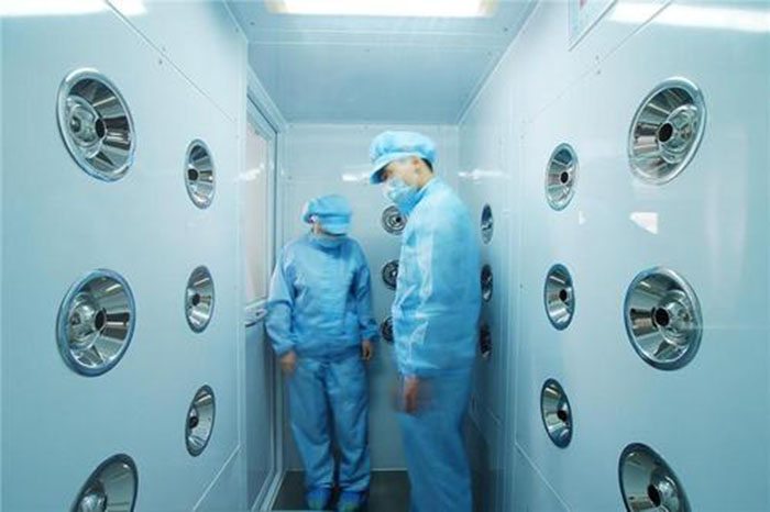 進(jìn)入風(fēng)淋室前,應(yīng)佩戴專用鞋套和帽子,鞋套應(yīng)與地面接觸面完全覆蓋,帽子則應(yīng)能覆蓋頭發(fā),防止頭發(fā)飛揚(yáng)。 進(jìn)入風(fēng)淋室前,應(yīng)佩戴專用鞋套和帽子,鞋套應(yīng)與地面接觸面完全覆蓋,帽子則應(yīng)能覆蓋頭發(fā),防止頭發(fā)飛揚(yáng)。