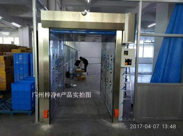 快速卷簾門風(fēng)淋室和快速卷簾門貨淋室的工作原理主要基于高效過濾器和快速氣流交換。
