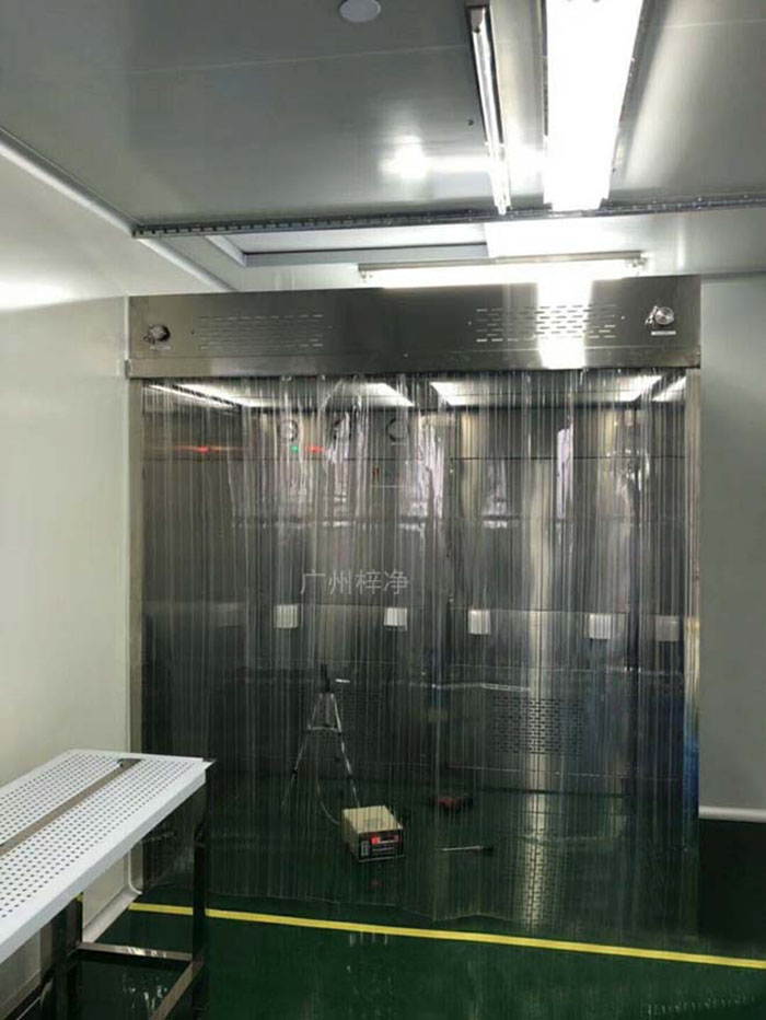 負(fù)壓稱(chēng)量罩在制藥行業(yè)中,對(duì)藥品成分的精確稱(chēng)量至關(guān)重要。 負(fù)壓稱(chēng)量罩在制藥行業(yè)中,對(duì)藥品成分的精確稱(chēng)量至關(guān)重要。