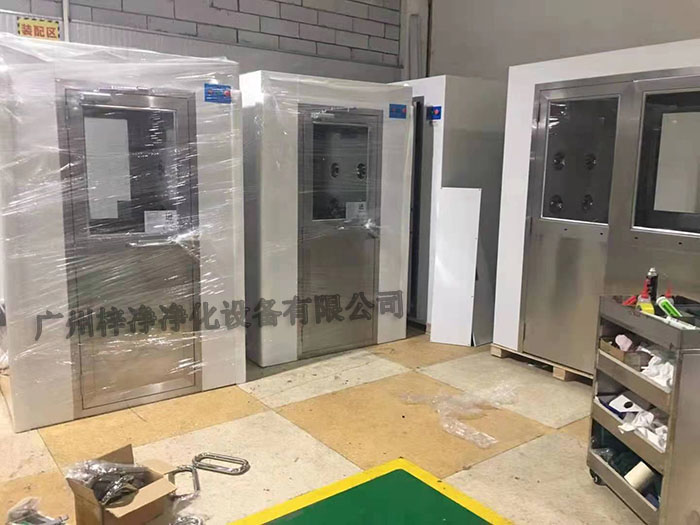 風(fēng)淋室的性能無疑是衡量整個凈化系統(tǒng)效果的關(guān)鍵因素 風(fēng)淋室的性能無疑是衡量整個凈化系統(tǒng)效果的關(guān)鍵因素