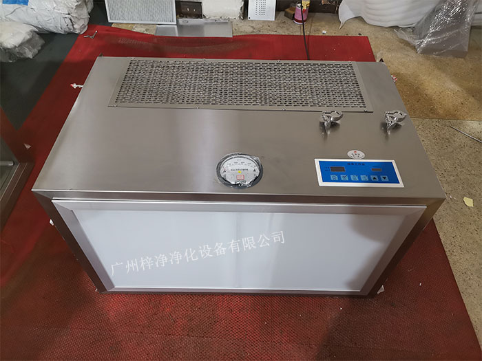 潔凈層流罩是一種用于保護(hù)局部區(qū)域免受塵埃和微生物污染的層流設(shè)備。 潔凈層流罩是一種用于保護(hù)局部區(qū)域免受塵埃和微生物污染的層流設(shè)備。