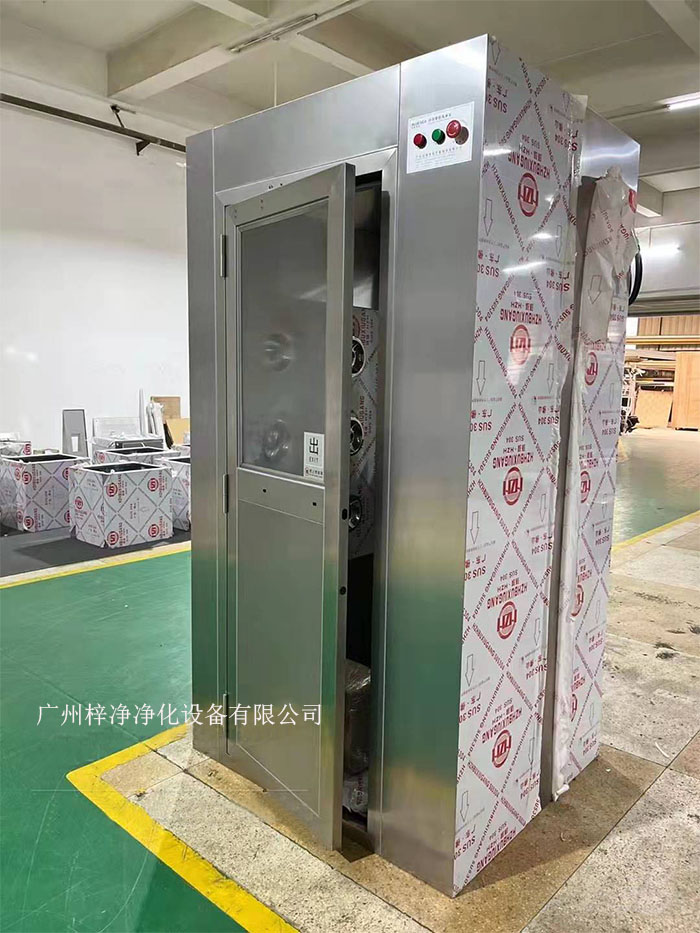 在潔凈車間的布局與設(shè)計(jì)過程中，風(fēng)淋室作為保障潔凈度的重要設(shè)備