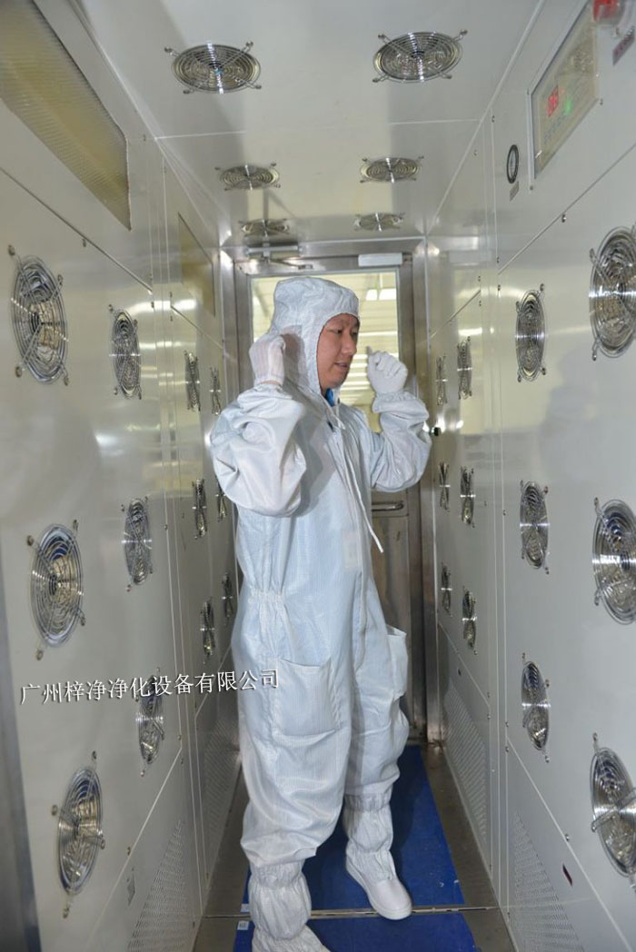 操作人員應(yīng)嚴(yán)格按照風(fēng)淋室的工作流程進行操作，不可隨意更改順序。