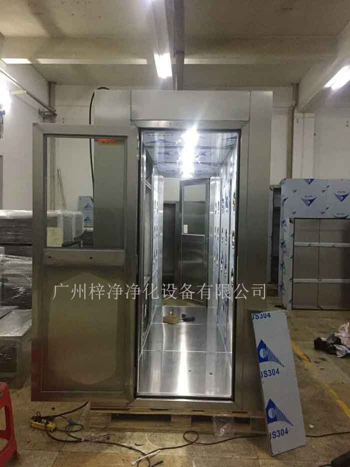風(fēng)淋室的主要目的是為了對(duì)人體進(jìn)行空氣凈化