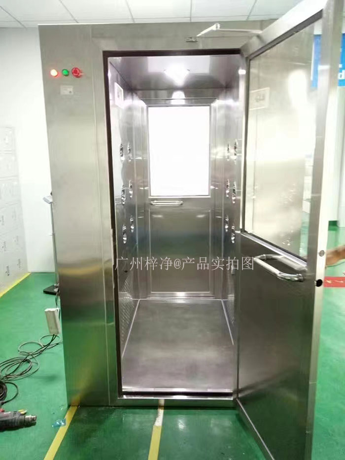 風淋室作為潔凈車間必不可少的設備 風淋室作為潔凈車間必不可少的設備