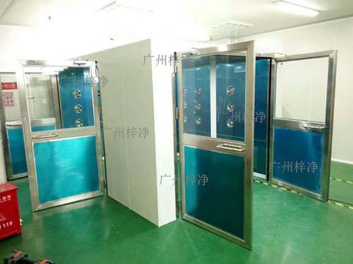 門體與風淋室或貨淋室內部的電氣系統要正確連接，確保門體開啟時，風機能夠自動啟動。