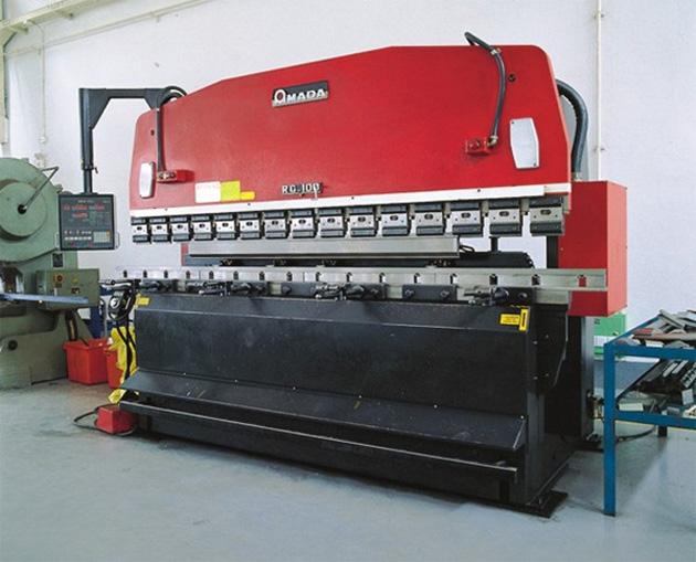 FFU空氣凈化設(shè)備采用進口AMADA數(shù)控折彎機 FFU空氣凈化設(shè)備采用進口AMADA數(shù)控折彎機