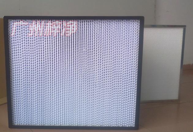 HS有隔板高效過濾器可廣泛用于光學(xué)電子、LCD液晶制造，生物醫(yī)藥、精密儀器、飲料食品，PCB印刷等行業(yè)無(wú)塵凈化車間的空調(diào)末端送風(fēng)處。